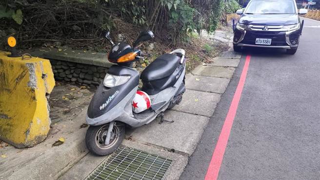 警方在现场发现郑男的机车停放于路边。（警方提供）