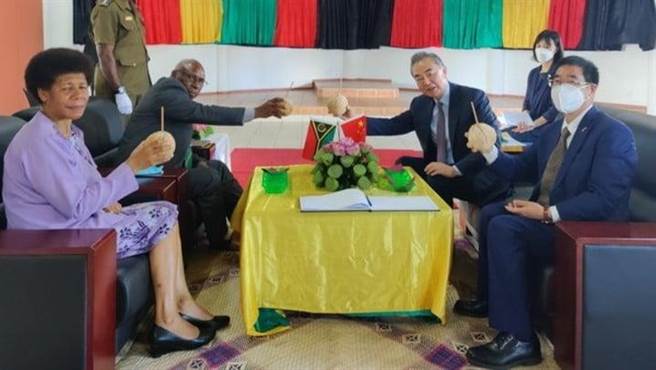 王毅與萬那杜總統摩西會面。／中國外交部