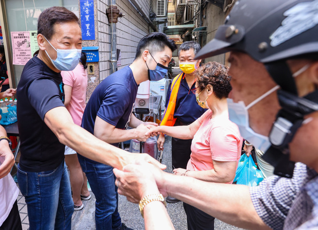 国民党台北市长提名人、立委蒋万安（左二）和市议员锺小平（左）2日出席万华区福音里端午节活动，向民眾拜票。（罗永铭摄）