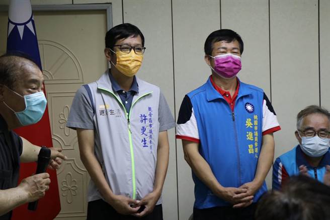 國民黨樹林里長、市議員參選人吳進昌（右）與無黨籍議員參選人許更生（左）現身支持。（蔡明亘攝）