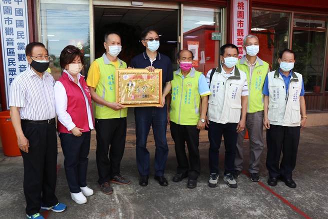 桃園市廖姓宗親會到觀音黨部支持張善政，張也喊話懇求張廖簡宗親會的支持。（蔡明亘攝）