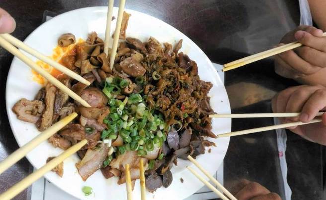 台东市知名的林记阿达滷味麵食馆近日歇业，饕客说，师傅刀工极好，把食物切成细细的条状，沾上辣椒酱，非常对味。（民眾提供／蔡旻妤台东传真）