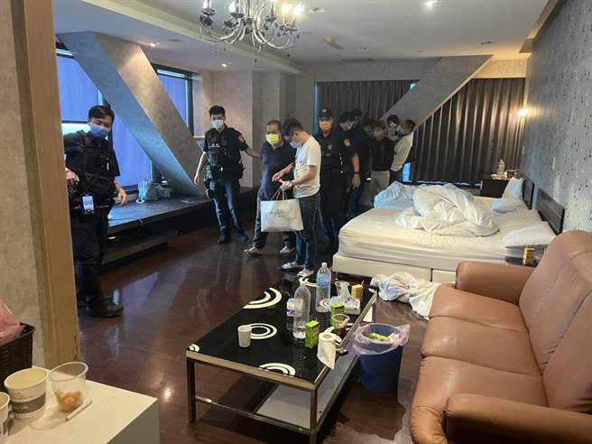 诈团向郭男声称，只要7到14天就可获得10万元报酬，郭男因缺钱花用踏入陷阱，依指示提供存折及金融卡后，竟被带到85大楼软禁，进入房内发现还有另外8名受害者。（翻摄画面／洪浩轩高雄传真）