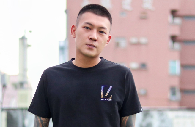 鳳梨遭起底12年前曾是車手，詐騙高雄阿嬤47萬元。（圖／鳳梨 吳泓逸facebook）