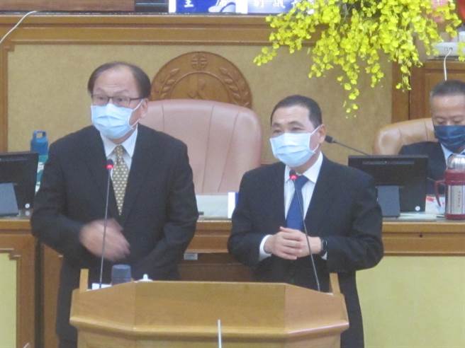 新北捷運局長李政安（左）表示，臨時站體部分會做停車場保留，目前尚在規畫中。（陳慰慈攝）