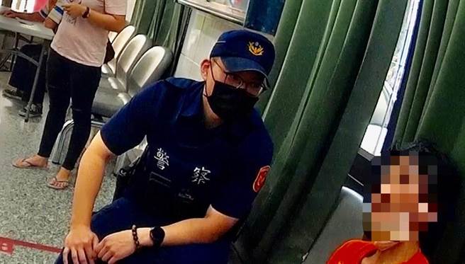 警方霸氣勸說「你要相信看得到的（警察）」，黃婦一聽頓時恍然大悟，打消交付存款念頭，成功保住62萬積蓄。（警方提供／謝佳潾屏東傳真）