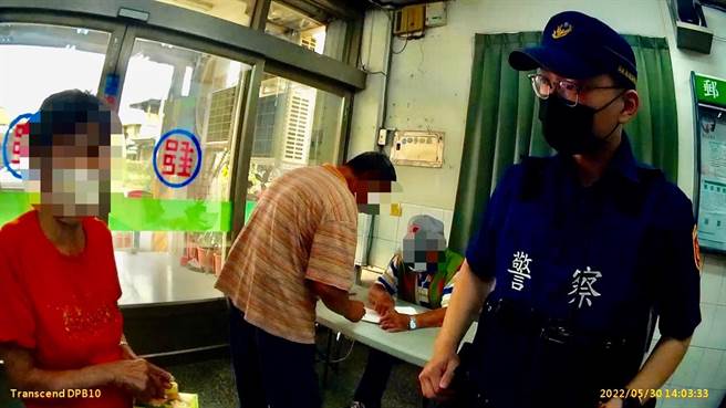 警方霸氣勸說「你要相信看得到的（警察）」，黃婦一聽頓時恍然大悟，打消交付存款念頭，成功保住62萬積蓄。（警方提供／謝佳潾屏東傳真）