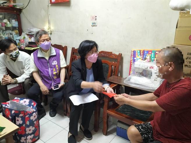 彰化縣長王惠美親自到府發放慰問金。（吳敏菁攝）