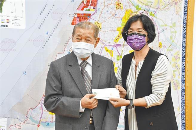 知名紡織企業王波濤捐贈彰化縣政府6000萬元要幫助彰化弱勢，縣府邀集委員訂定「彰化縣政府關懷弱勢急難救助計畫」。（吳敏菁攝）