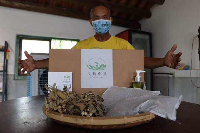 新埤鄉前建功村長鍾展雄發現「大風草」的產業潛能，在加工製成沐浴包後受民宿業者青睞，目前正研發精油、純露，盼打進觀光市場。（謝佳潾攝）
