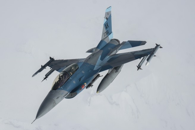 美國空軍F-16戰機2022年5月12日在太平洋阿拉斯加聯合靶場（Joint Pacific Alaska Range Complex）上空飛行的畫面。（美國空軍）