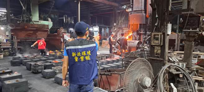 新北市林口山區近期傳出有廢棄物、廢液遭亂丟的狀況，環保局獲報摸黑查緝，當場發現業者剛清運回廠，而查緝過程中，也查緝到違反空汙法的違章工廠，後續已將業者一併移送法辦。（環保局提供）