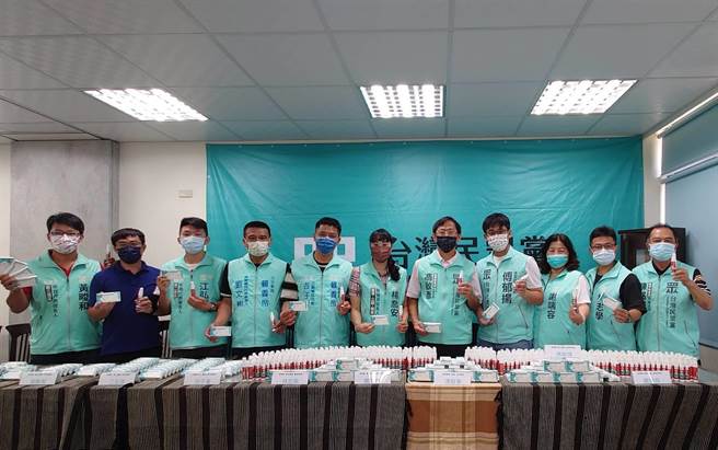 台灣民眾黨苗栗黨部向企業募集防疫電解水600瓶及600劑快篩試劑，2日贈送給第一線防疫人員。（民眾黨苗栗縣黨部提供／李京昇苗栗傳真）
