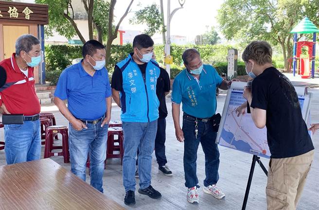 市议员李荣鸿（左二）2日邀集市府建设局养护工程处海线工程队，及太白里长曾进财和附计近居民，于现场办理工程说明会。（市议员李荣鸿服务处提供）
