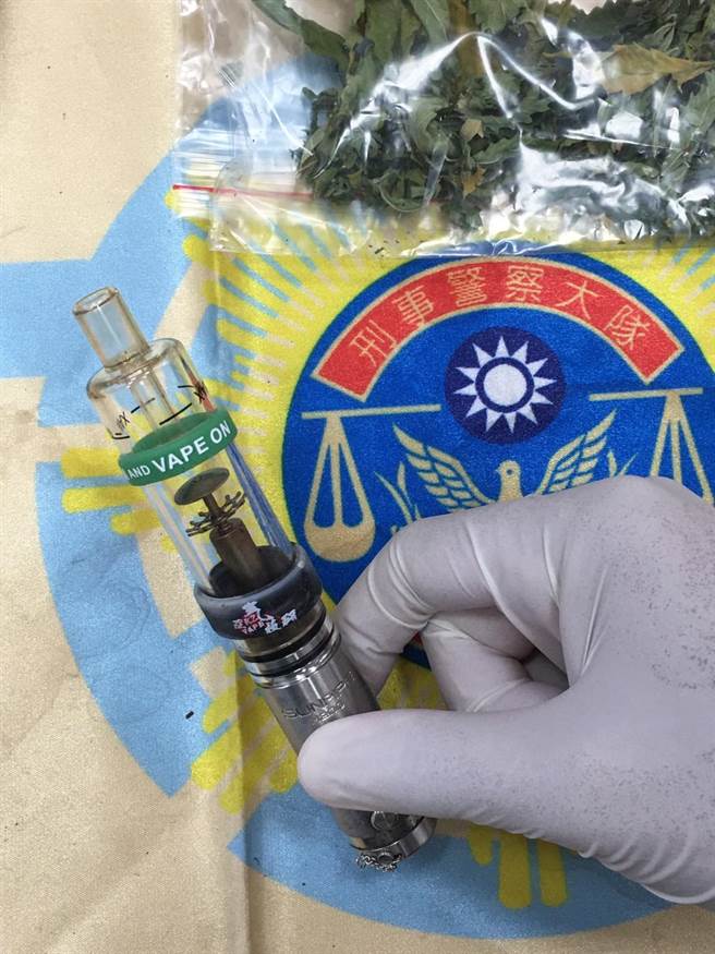 男子吸食大麻用吸食器水菸斗。（崔正綱攝）