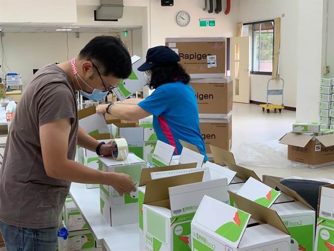 基隆市社会处招募爱心志工，协助包装快筛试剂，分送基隆市中低收入民眾。（基隆市社会处提供／张志康基隆传真）