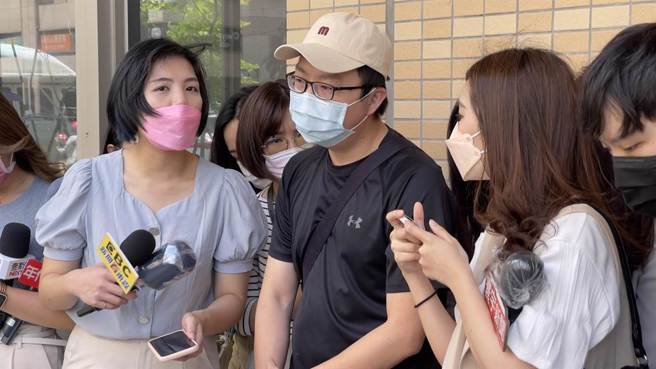 恩恩爸爸今前往新北市政府。圖為之前受訪時拍攝的畫面。（呂健豪攝）