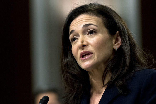 脸书母公司Meta营运长、公司第二号人物桑德柏格（Sheryl Sandberg）宣布自己将在今秋离职，执行长祖克柏回应称这是「一个时代的结束」。(图／美联社)