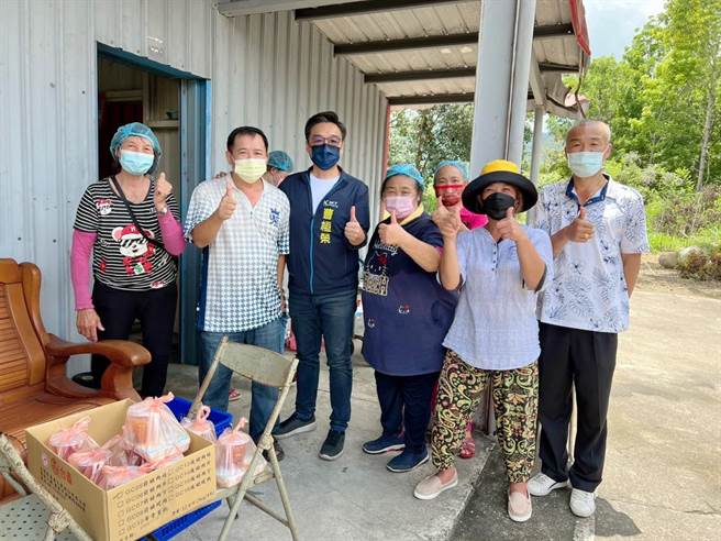 国民党高市党部副主委曹桓荣勤跑38区，一步一脚印累计选战能量。（柯宗纬翻摄）