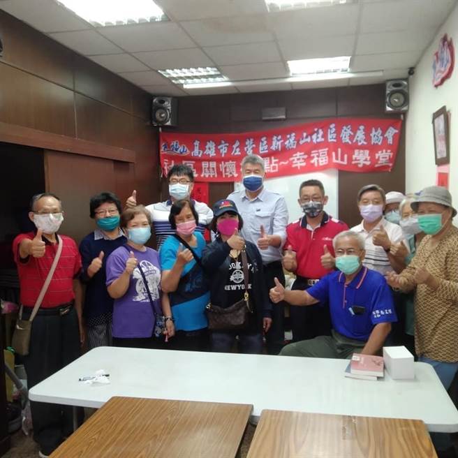 孙文学校总校长张亚中动作频频，勤跑高雄基层请益。（柯宗纬翻摄）