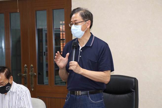 国民党桃园市长参选人张善政今到大园仁寿宫参拜、向地方人士请益。（蔡明亘摄）
