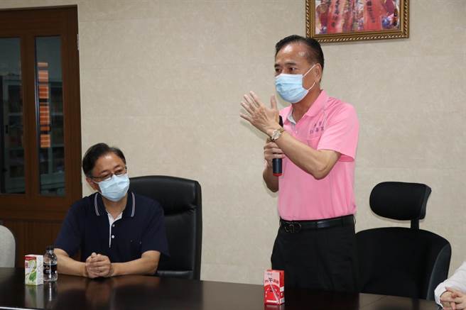 国民党桃园市长参选人张善政（左）请益之旅来到大园区，向前立委陈根德（右）请益。（蔡明亘摄）