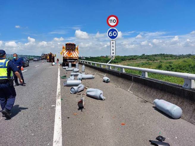 国3古坑路段，大货车不慎撞上清扫车翻覆，瓦斯桶喷飞掉满地。（图／记者爆料网提供）