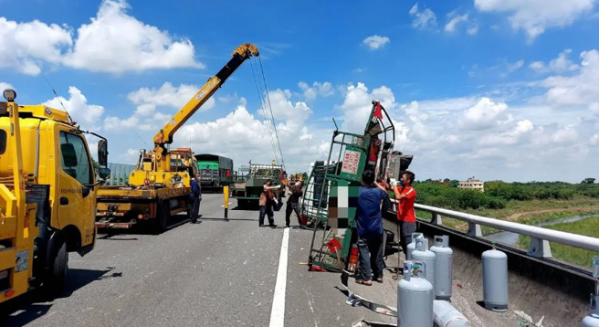 国3古坑路段，大货车不慎撞上清扫车翻覆，瓦斯桶喷飞掉满地。（图／记者爆料网提供）