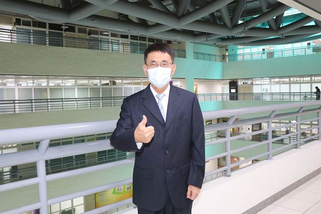 嘉义市港坪国小校长郭明聪连任。（嘉义市政府提供／廖素慧嘉市传真）