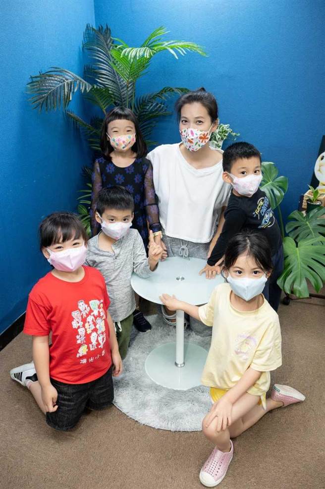 李培禎（中）帶小朋友到錄音室進行另類的校外教學。（艾迪昇傳播提供）