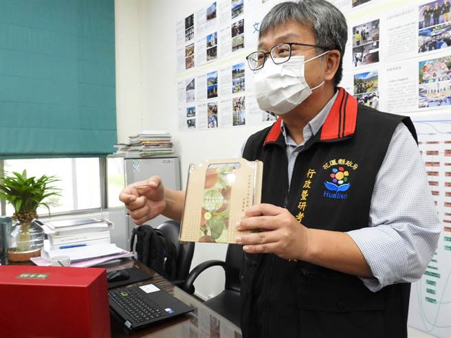 花莲县政府行政暨研考处长吴昆儒拿出县内优质伴手礼，指出县府只要有收到各界礼物，都会回送地方小农农特产等优质伴手礼，同时也会送给对县政有帮助的地方仕绅。（罗亦晽摄）
