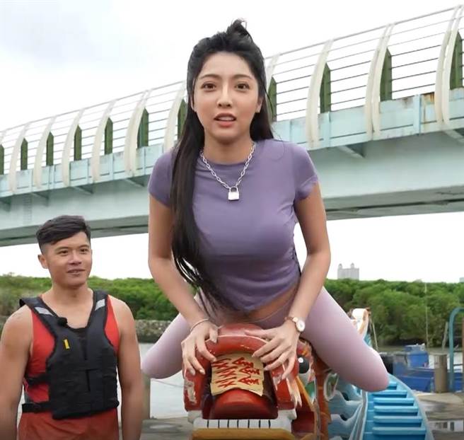 蘿拉示範「奪標手」時，性感的曲線吸引隊員們搶拍。（民視提供）