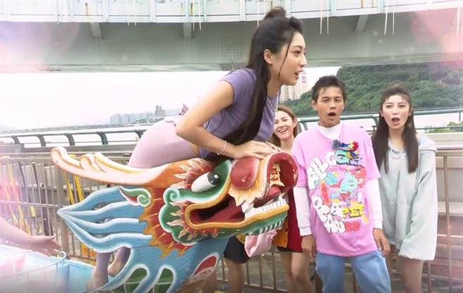 蘿拉展露出性感曲線。（民視提供）