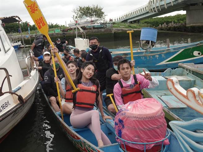 阿翔（又）帶領眾人一起體驗滑龍舟。（民視提供）