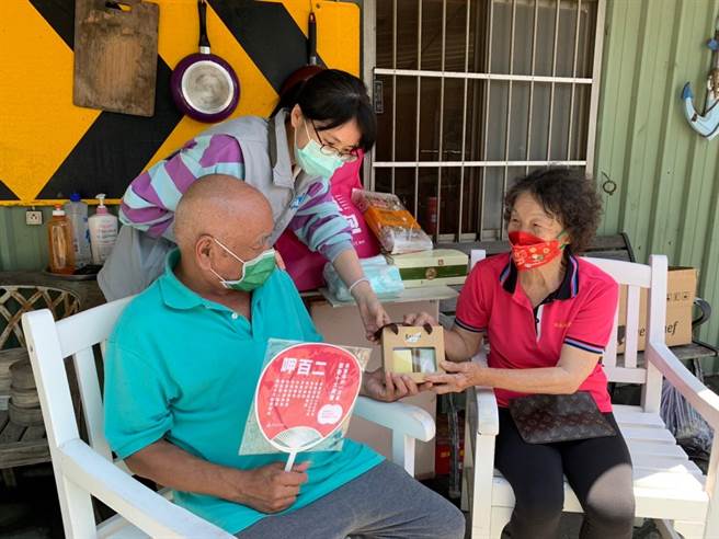 新竹市政府準備應景粽子禮盒及防疫小物，加強關懷262位獨居長輩。（新竹市政府提供／王惠慧新竹傳真）