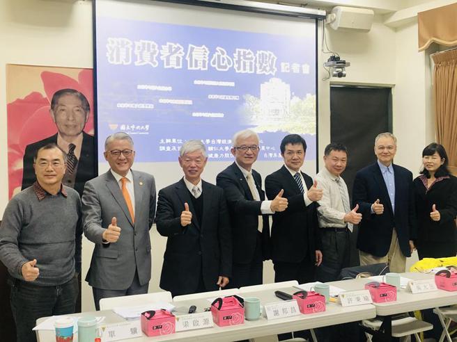 （台湾房屋首席副总裁周鹤鸣（图左二）与国立中央大学台经中心共同发表「房地产购买时机」。图／台湾房屋提供）