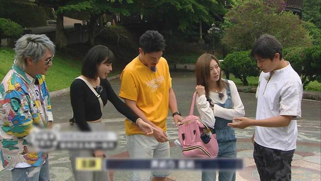 蔡黄汝（右二）当王仁甫（左起）、峮峮、许孟哲以及孙协志的保母。（中视提供）