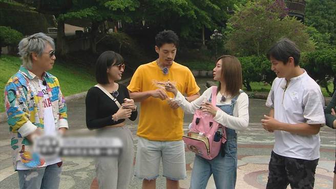 蔡黄汝（右二）当保母，帮其他4位主持人背包包。（中视提供）