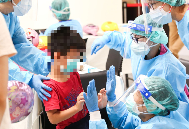 六都設兒童大型接種站，家長帶著孩子去打疫苗。（陳俊吉攝）