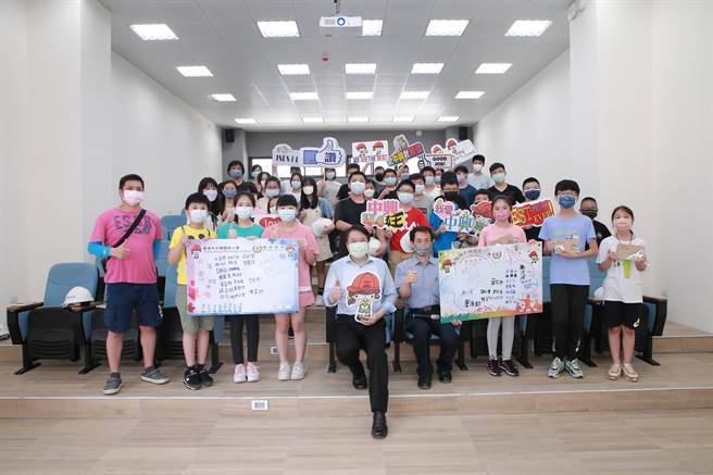 基隆市长林右昌陪同中兴国小的毕业生，完成毕业前使用新校舍的心愿。（基隆教育处提供／张志康基隆传真）