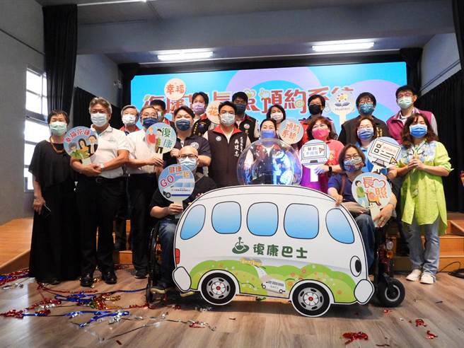 「花莲县復康暨长照民眾网路订车系统」今天正式上线，民眾除了用电话预约復康或长照巴士接送，也能透过电脑或手机上网预约，大幅增加便利性。（罗亦晽摄）