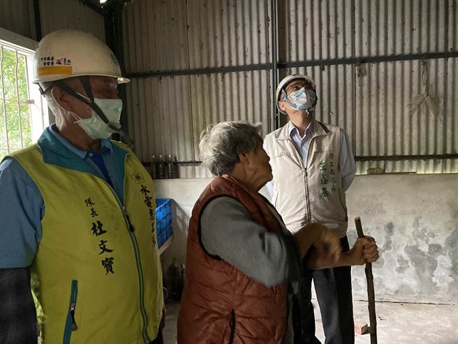 台南市劳工局长王鑫基(右)率志工团队会勘庄阿嬷家。(台南市劳工局提供／刘秀芬台南传真)
