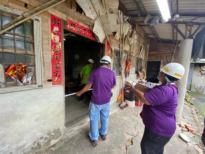 铝制品制造装配职业工会志工丈量门窗。(台南市劳工局提供／刘秀芬台南传真)