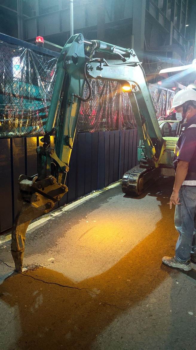 台北市萬華區萬大路因配合捷運萬大線施工，整條路中央設滿圍籬，車輛只能靠道路兩側行駛，卻有民眾指控施工導致地層下陷，市府卻未能完善處理。（捷運局提供）