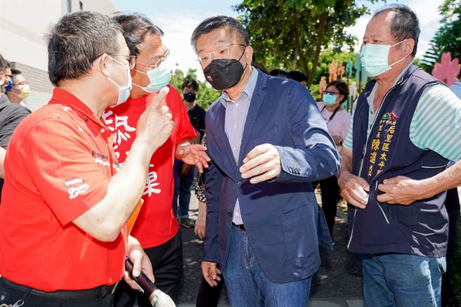 立委蔡其昌（右二）爭取「台中市甲后稻香多元環島自行車路線（22-1）」改善工程，讓民眾一次欣賞台中山線與海線的風光。（陳世宗攝）