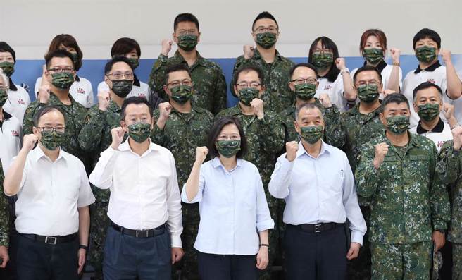 蔡英文总统（中）视察国防医学院预防医学研究所，并嘉勉工作人员卓越的成效。（范扬光摄）