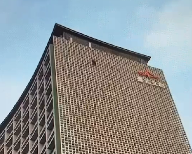 以「蜘蛛人」攀爬誠品行旅14樓 跑酷教練被訴。(圖/林郁平翻攝)

