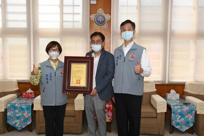 靜蘆企業董事長蕭銘任（中）捐贈防疫物資一批給苗栗縣警局，由副縣長鄧桂菊、縣警局長陳武康等代表受贈。（苗栗縣政府提供／謝明俊苗栗傳真）