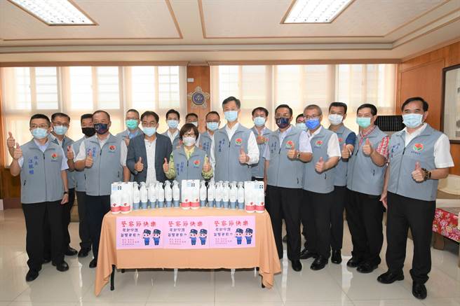靜蘆企業董事長蕭銘任（中）捐贈防疫物資一批給苗栗縣警局。（苗栗縣政府提供／謝明俊苗栗傳真）