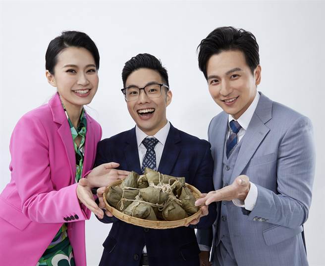 楊奇煜、辰亞御、徐浩忠應景準備粽子過端午。（果陀劇場提供）